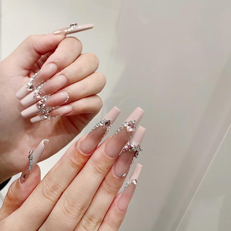 穿戴甲欧美长梯富家千金新娘妆造