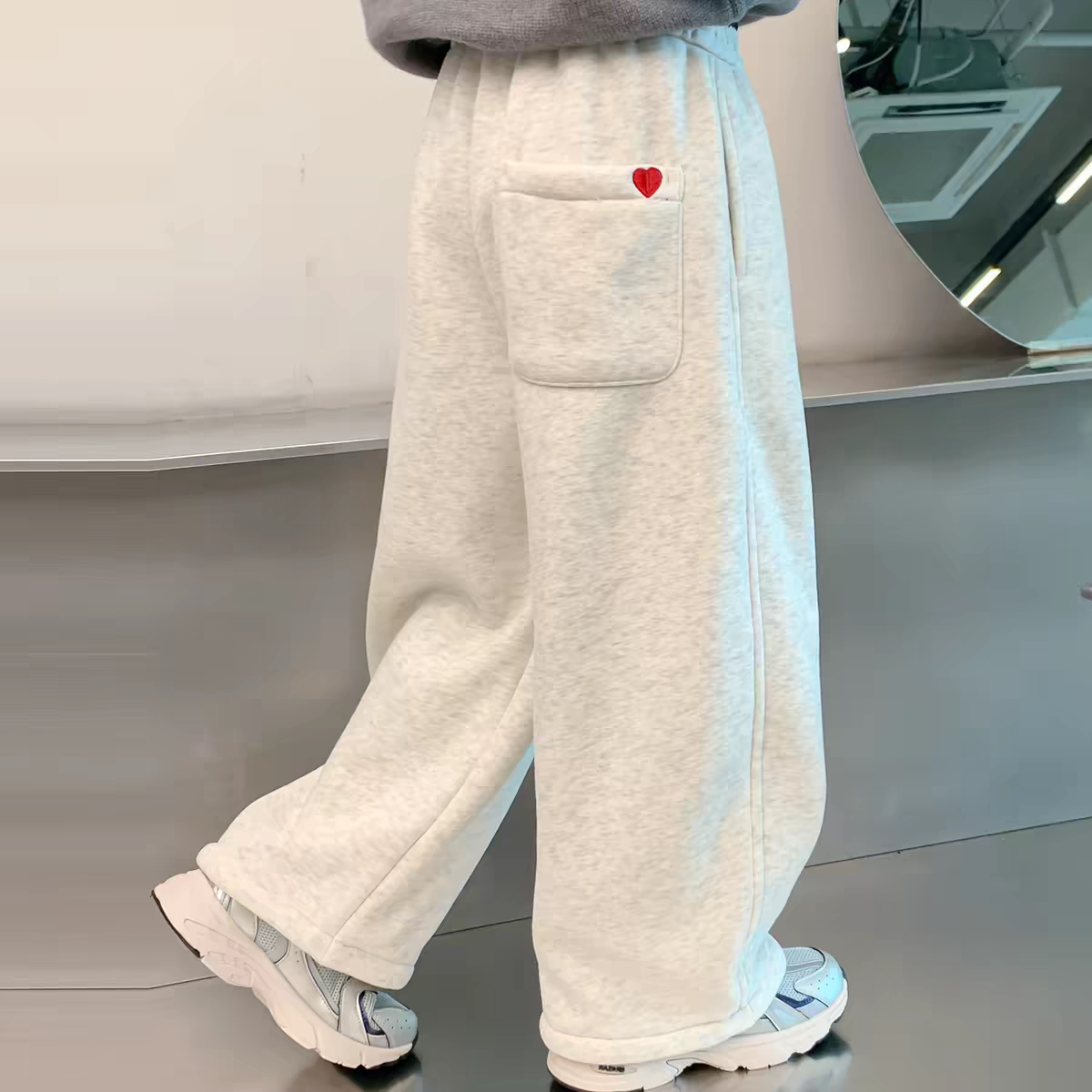 女童春秋裤子2026新款儿童女孩早春季卫裤爱心宽松运动休闲阔腿裤