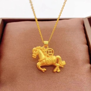 传统中式喜庆风马上有钱金色吊坠灵动骏马驮载钱币造型传递财运