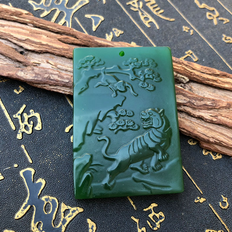 台湾菠菜绿项链玉石吊坠送证书