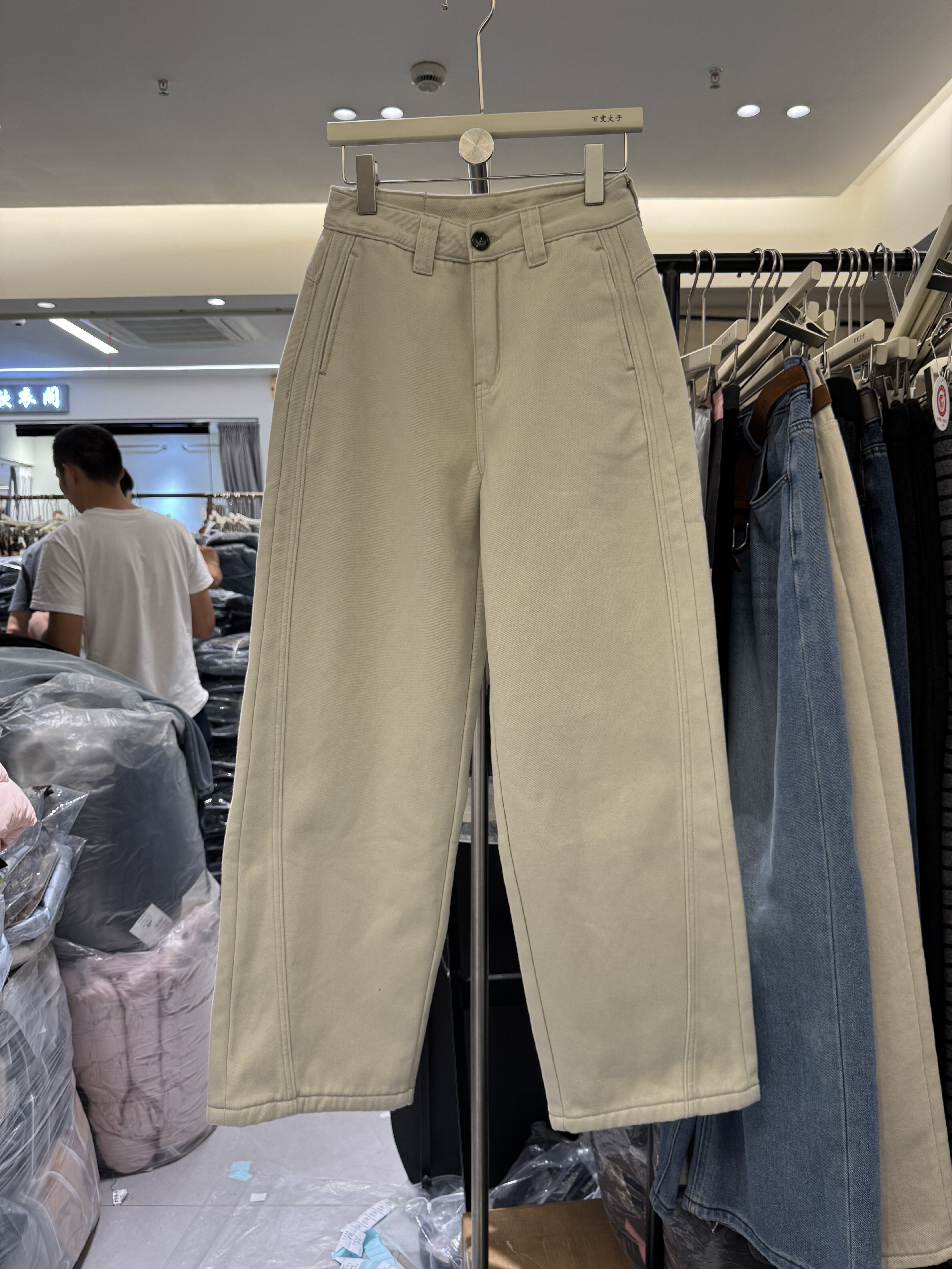 7039-2欧货2025冬季新款高腰显瘦加厚绒米杏色直筒牛仔裤女阔腿裤