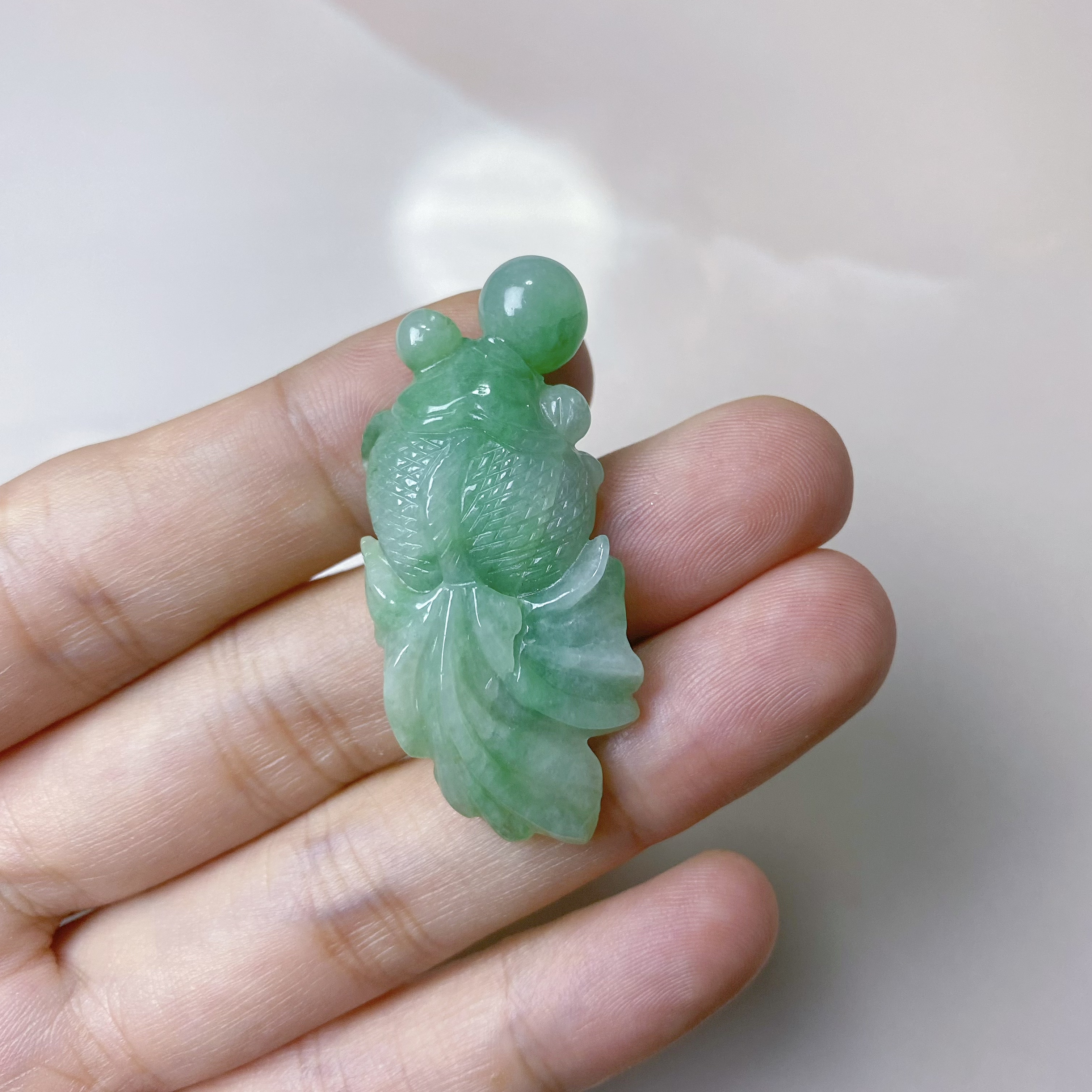 天然翡翠吊坠冰糯种飘绿小把件 可当吊坠。一物一拍