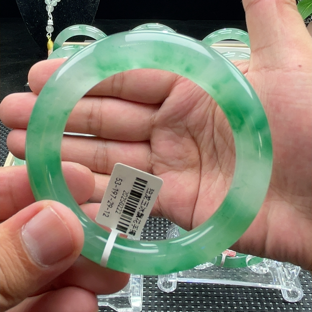 低价急售5253圆条甜绿晴绿微胖圆非洲翠手镯