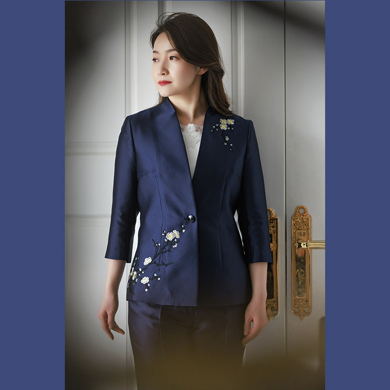 white collar上青仿丝毛爬领缝刺绣一粒扣七分袖上衣fsimao23-601