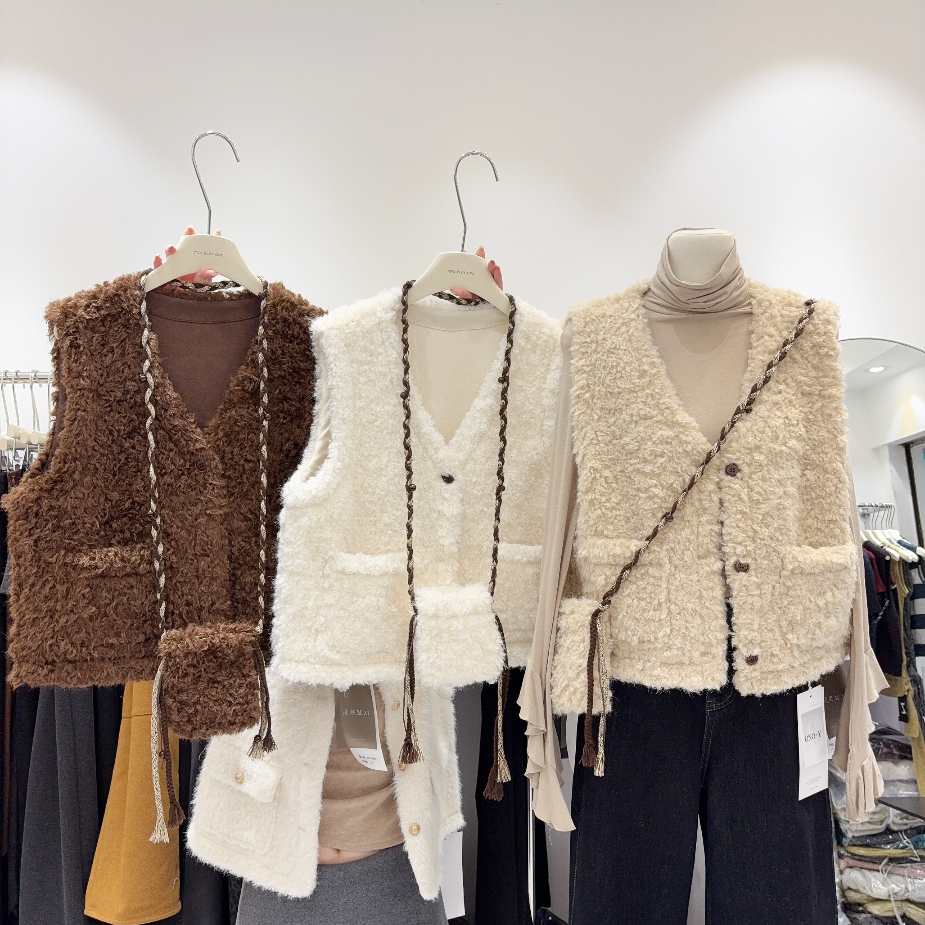 韩女博主款气质皮毛一体坎肩背心保暖V领羊羔毛马甲外套上衣叠穿