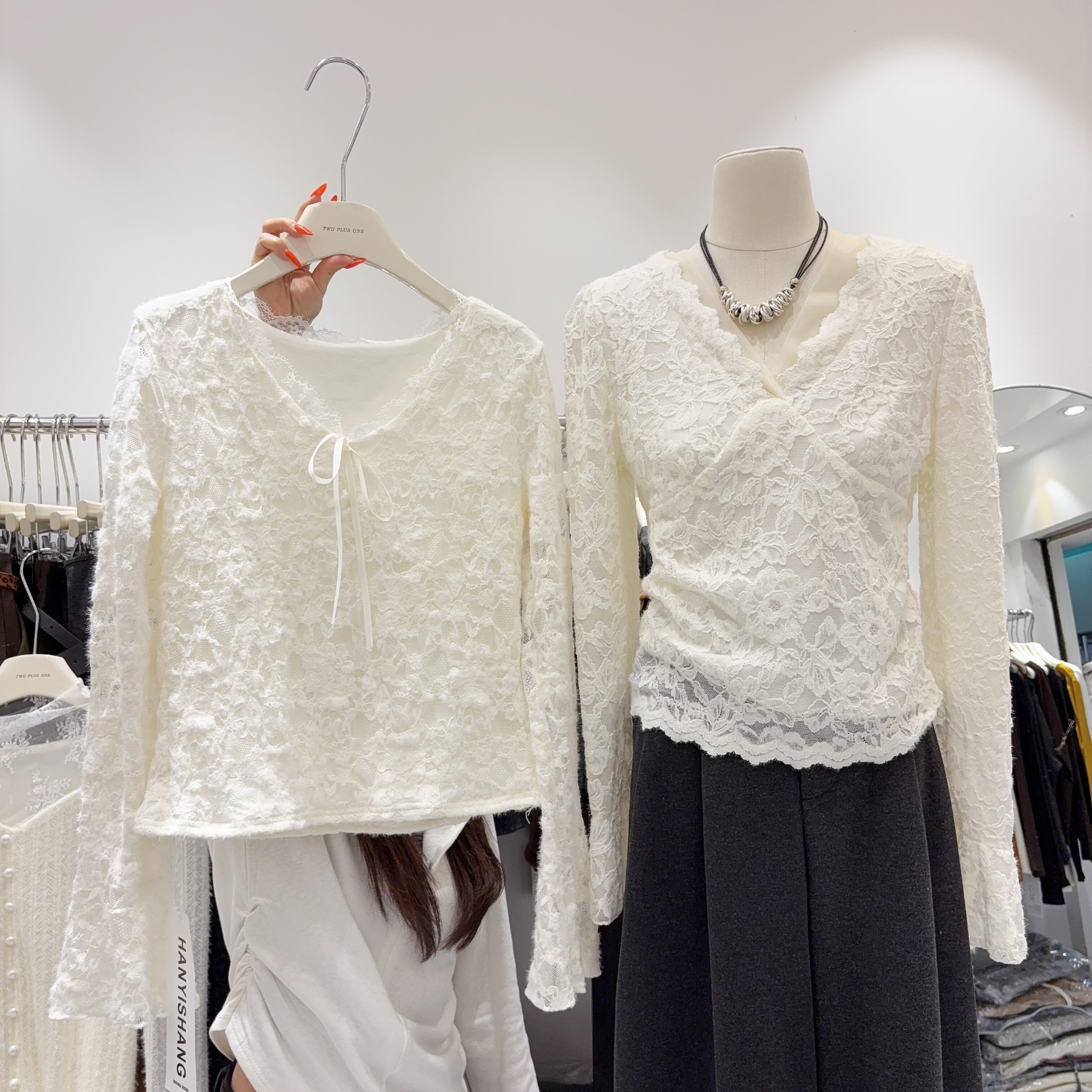 温柔到骨子里设计感V领加绒磨毛蕾丝打底衫女洋气内搭上衣潮显瘦