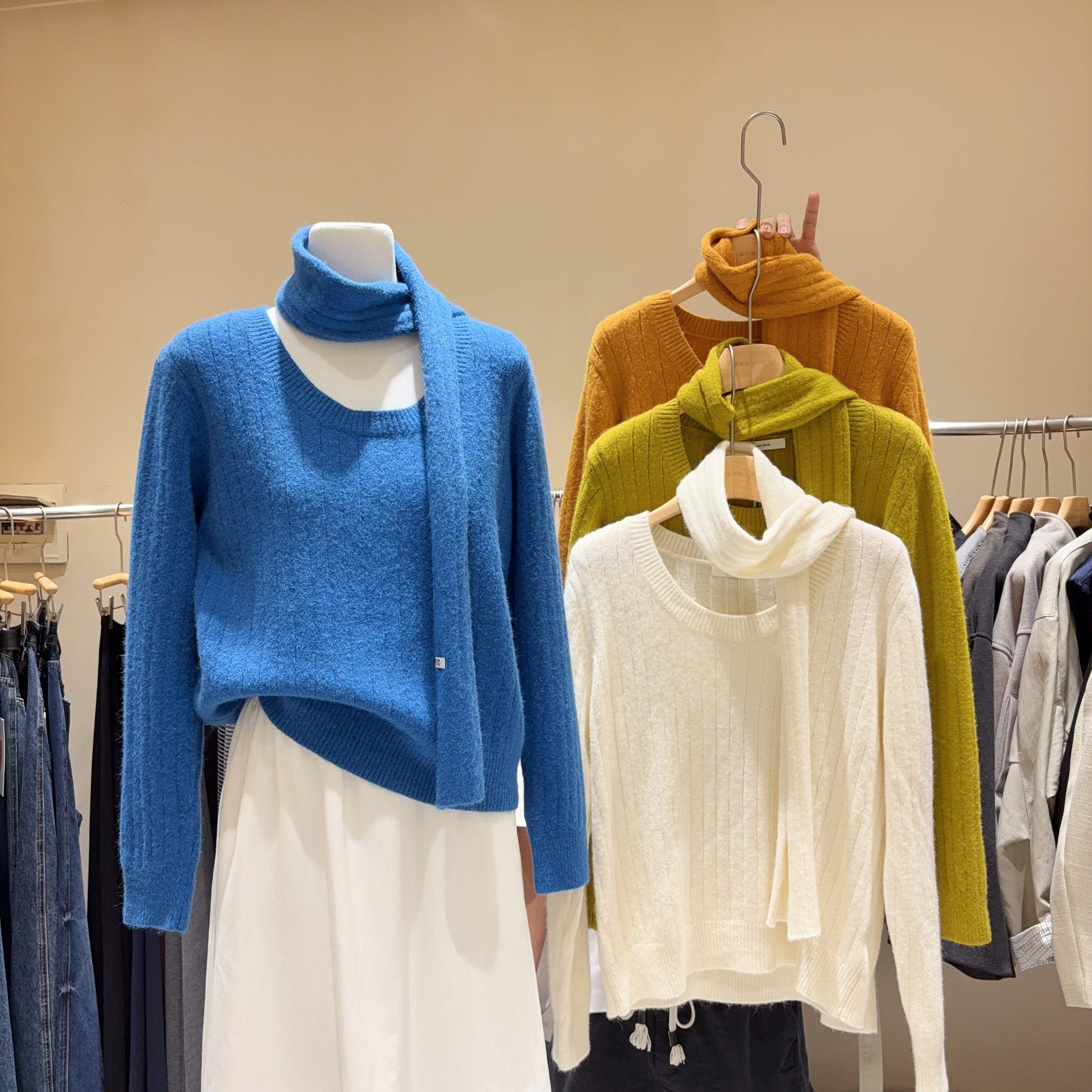 甜美气质慵懒软糯宽松低圆领配围巾针织衫女秋冬糖果色毛衣厚实女