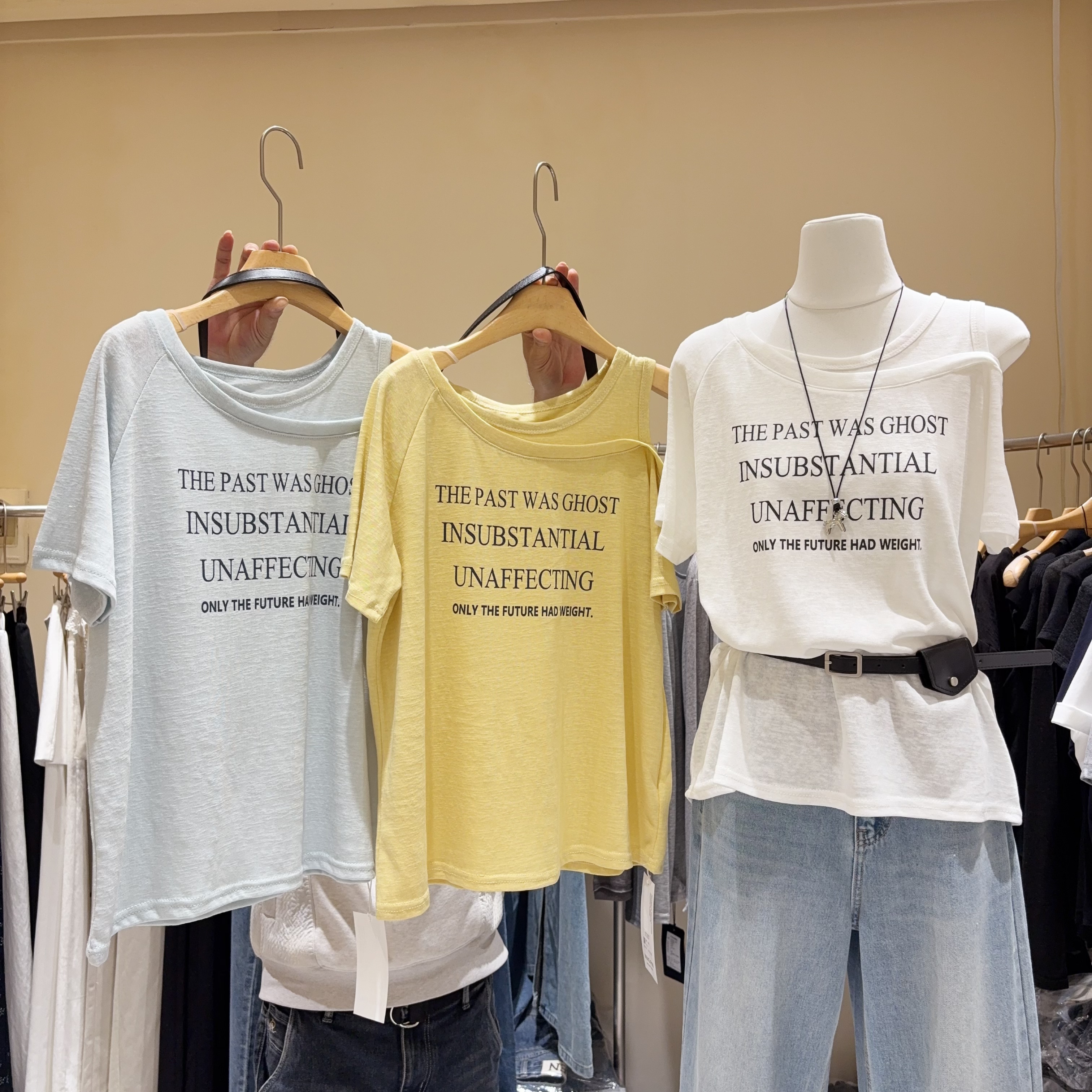 韩国东大门 侧露肩字母印花T恤女宽松大版慵懒风雪花棉上衣配腰带