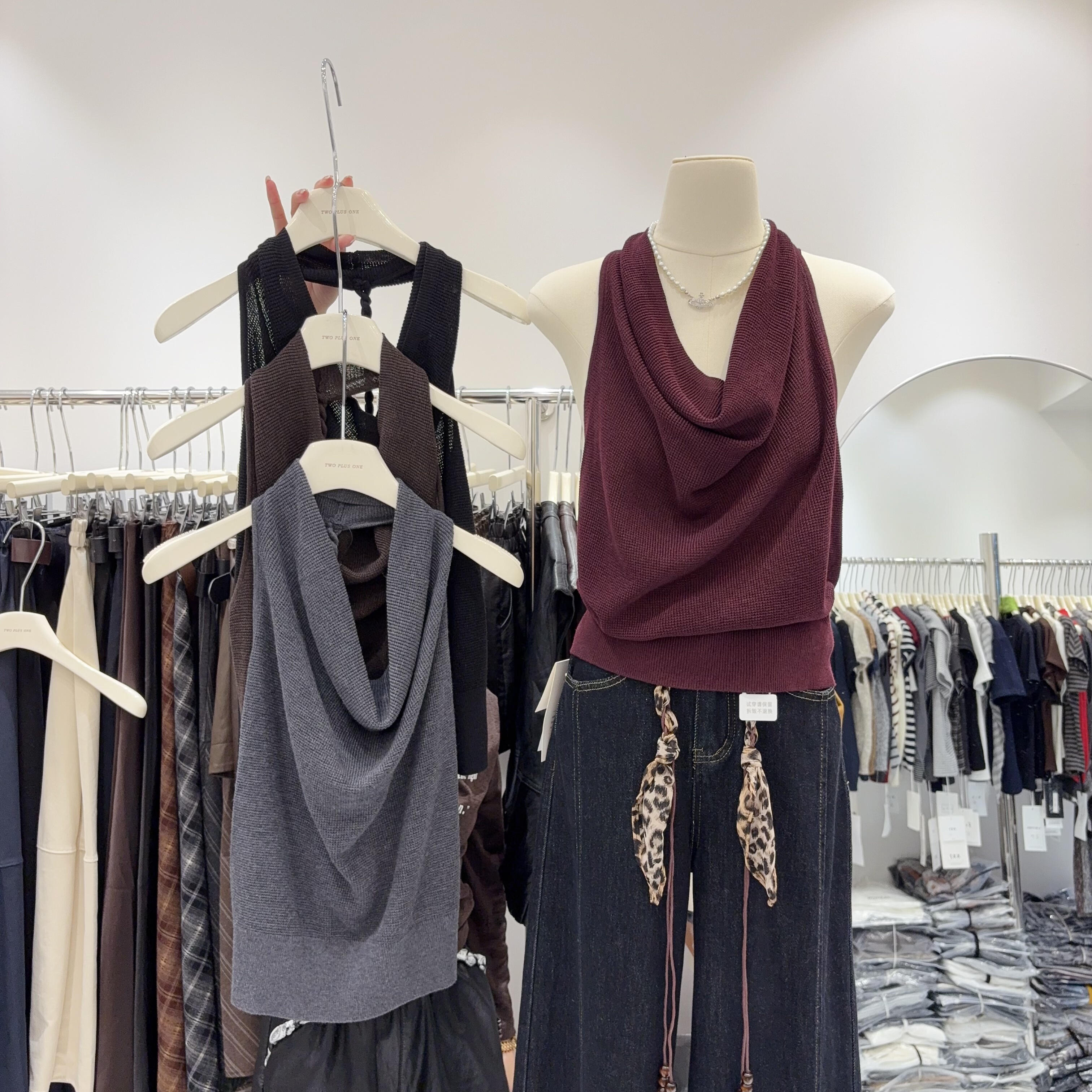 法式甜辣妹设计感收腰显瘦无袖荡领挂脖背心女性感打底衫上衣内搭