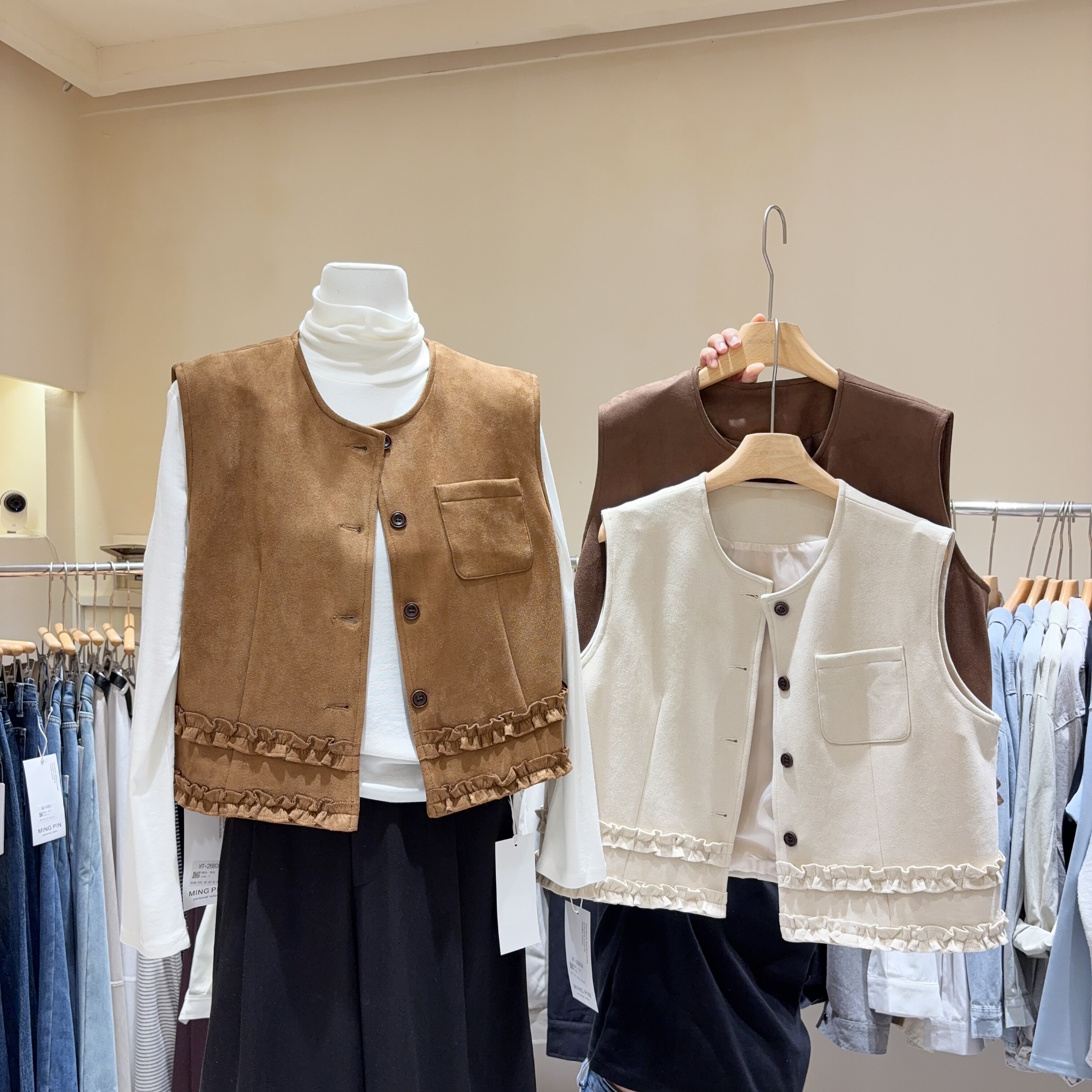 挖到宝！叠穿外套韩版小个子圆领单排扣麂皮绒马甲女拼接花边坎肩