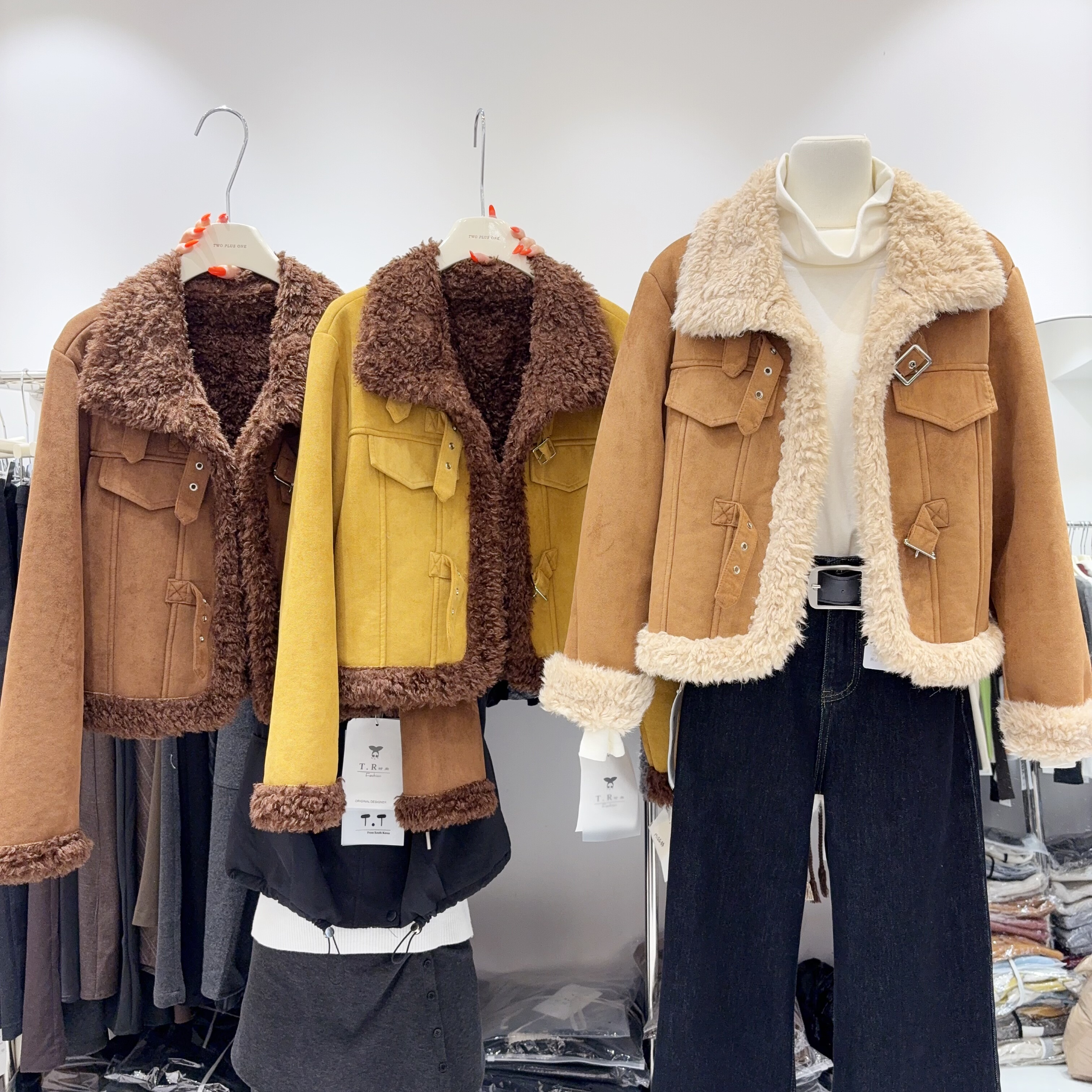 冬季氛围感的神羊羔毛皮毛一体翻领拼接夹克气质保暖百搭外套短款