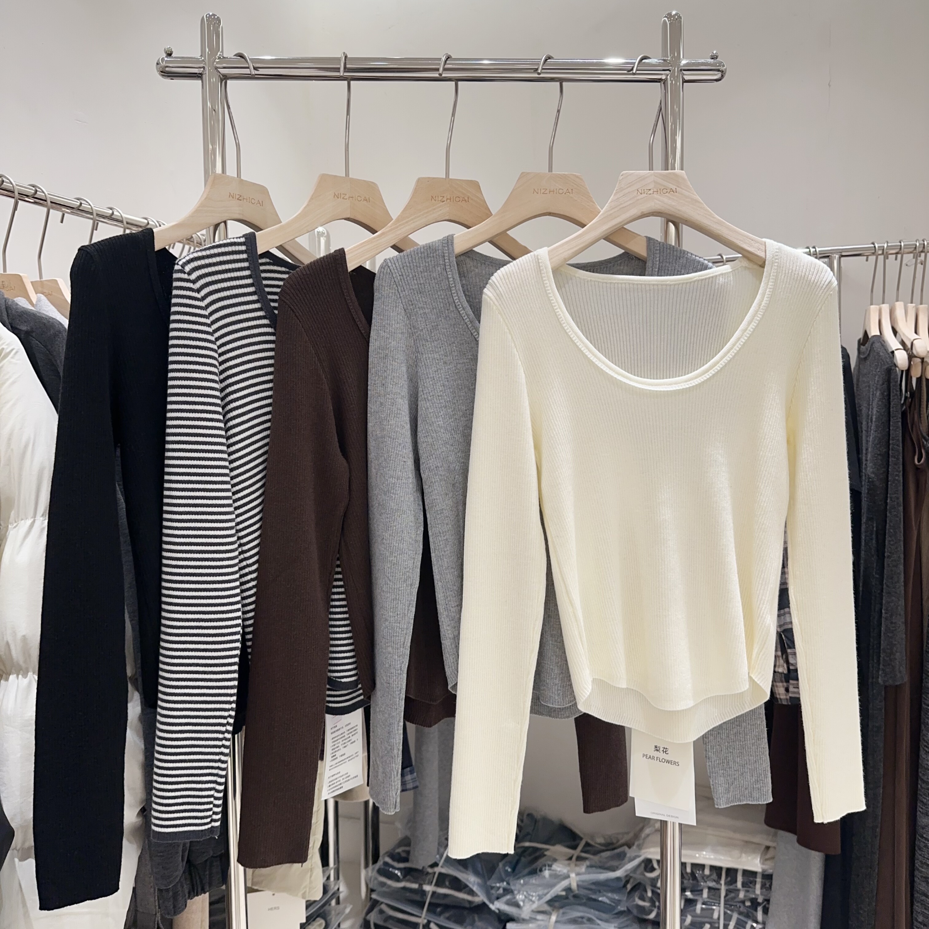 修身U领针织衫下摆圆弧亲肤显身材内搭毛衣长袖上衣百搭打底衫女