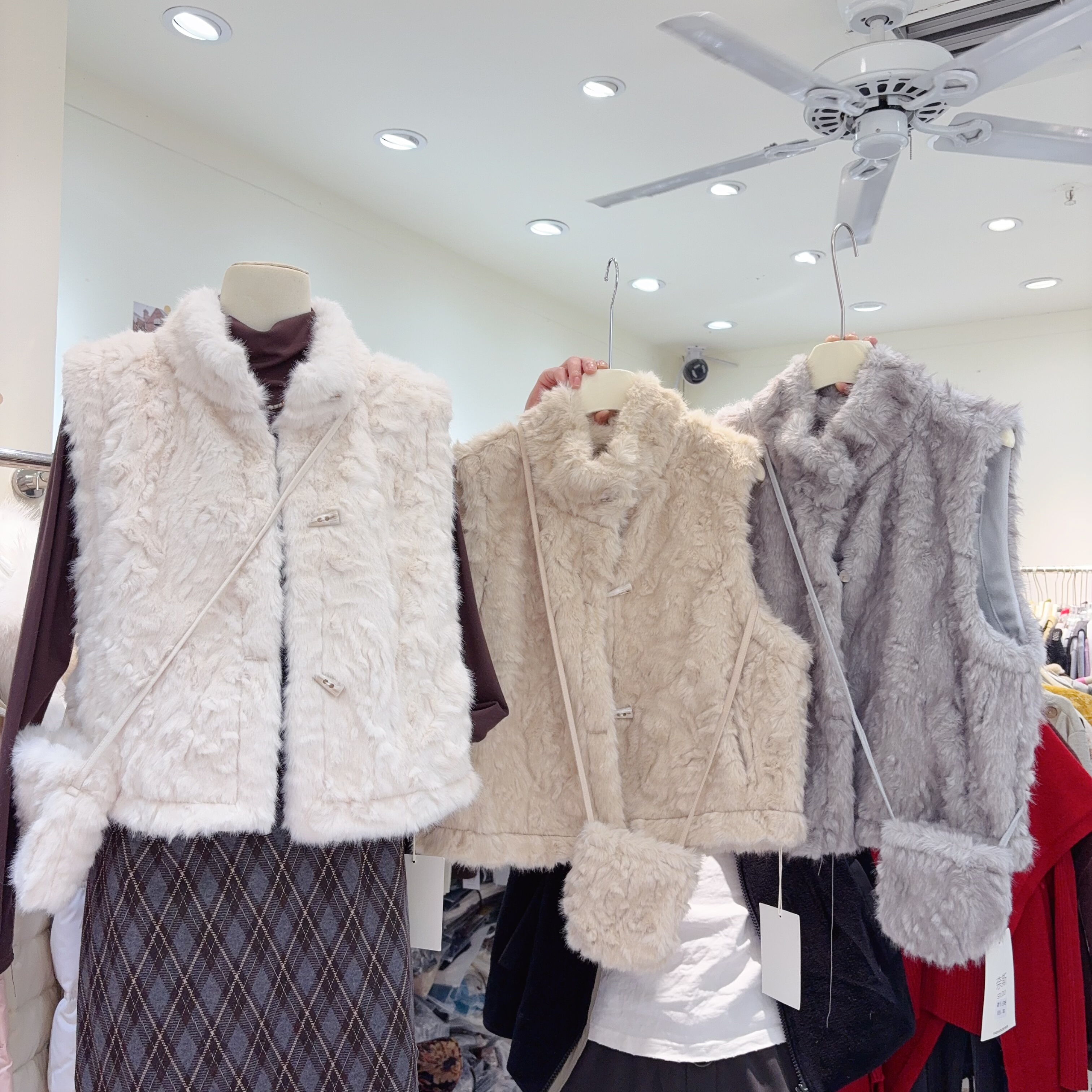 秋冬保暖C位马甲外套立领牛角扣无袖马甲背心女环保毛毛坎肩背心