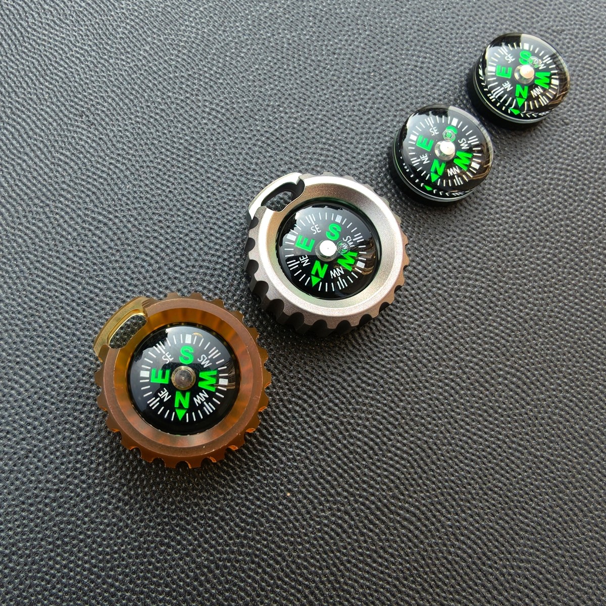 背包挂件指南针钛合金吸铁磁