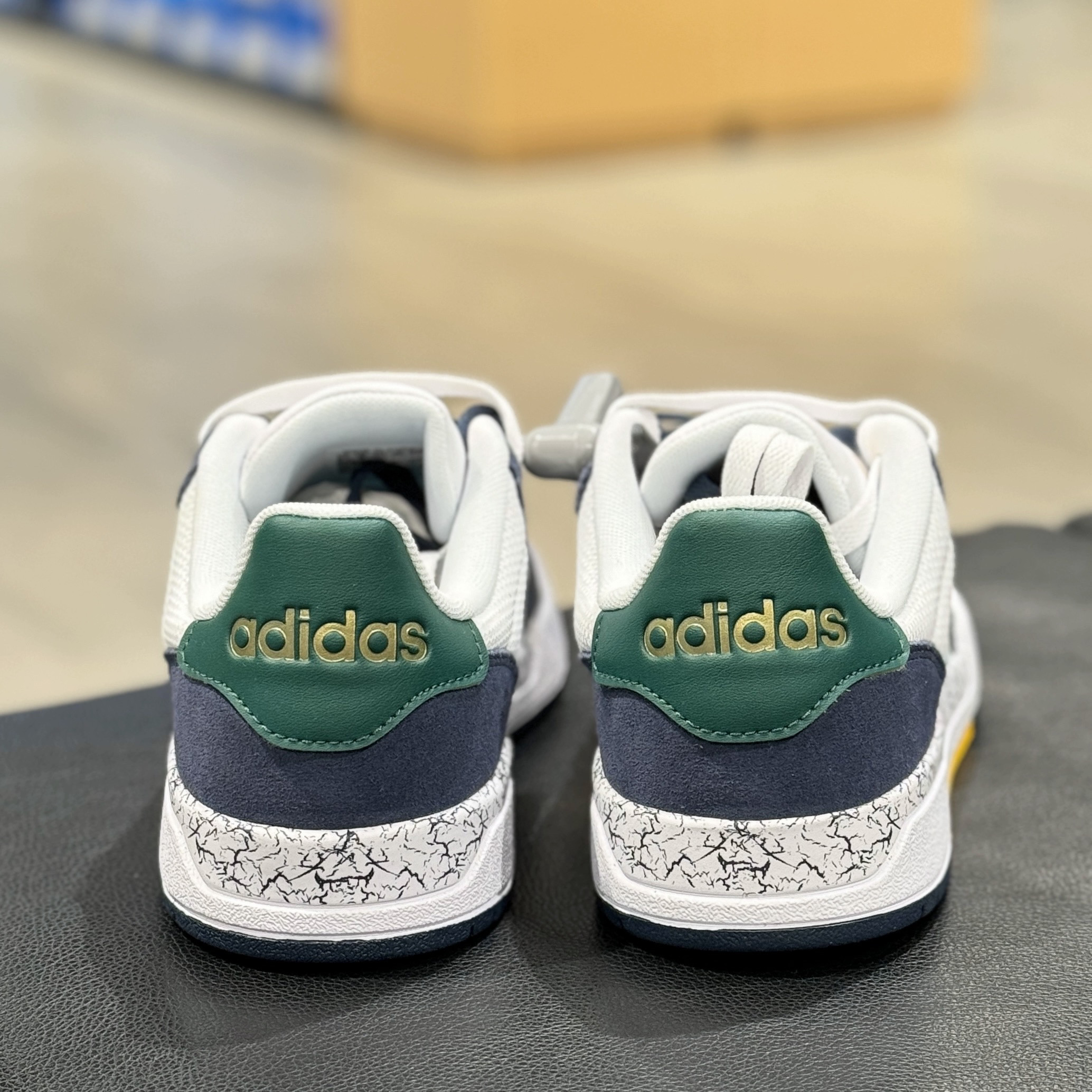 阿迪达斯ADIDAS男子新款白绿复古百搭低帮耐磨轻便潮流板鞋JQ5047