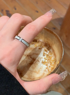 仿白贝母钛钢戒指女小众设计素圈戒指女轻奢情侣对戒尾戒钛钢指环