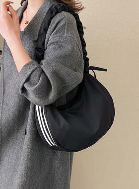 黑色休闲运动健身女士包包2025新款百搭通勤花式肩带斜挎包轻便包