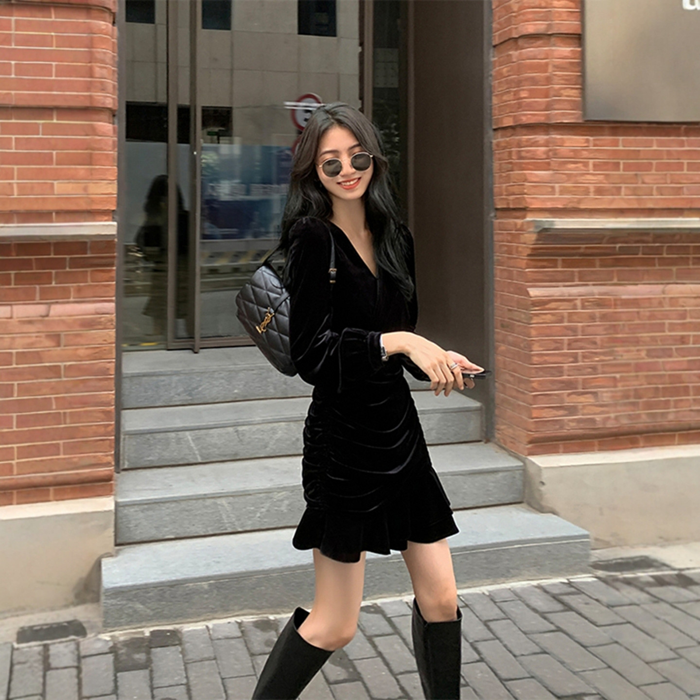 赫本风小黑裙收腰显瘦小礼服春秋冬女装年会V领鱼尾金丝绒连衣裙