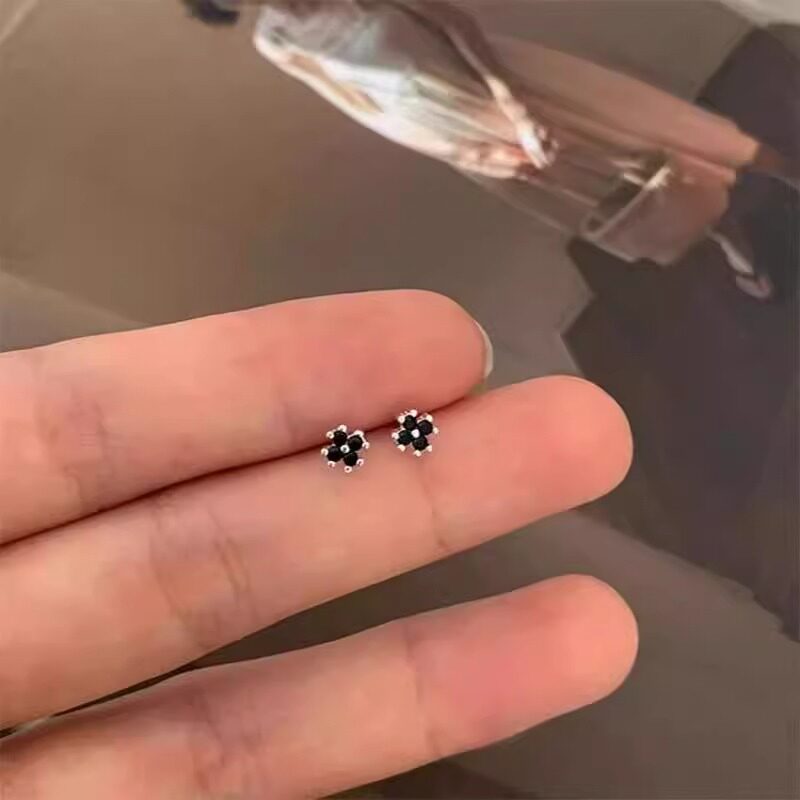 925银针黑色小花耳钉小巧图片