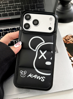 日韩ins风创意时尚卡通熊黑色羽绒服适用iPhone17promax苹果16E全包15防摔14保护套13情侣12男11女XRS13mini
