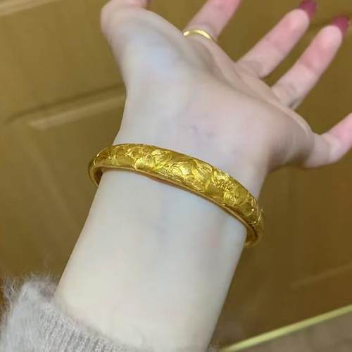 新款新中式莲花奶奶镯黄金色手镯女手工錾刻轻奢复古高级感手饰