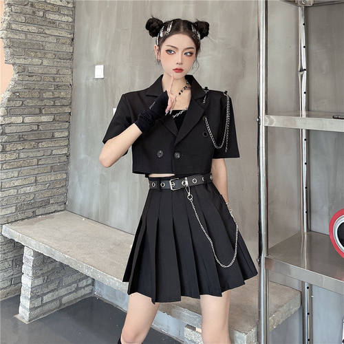 暗黑系女装短款小西装短袖上衣穿搭百褶裙套装设计感两件套ins潮