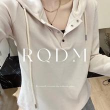 大码女装2025春秋新款胖妹妹宽松显瘦小排扣韩版长袖连帽抽绳卫衣