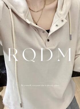 大码女装2026春秋新款胖妹妹宽松显瘦小排扣韩版长袖连帽抽绳卫衣