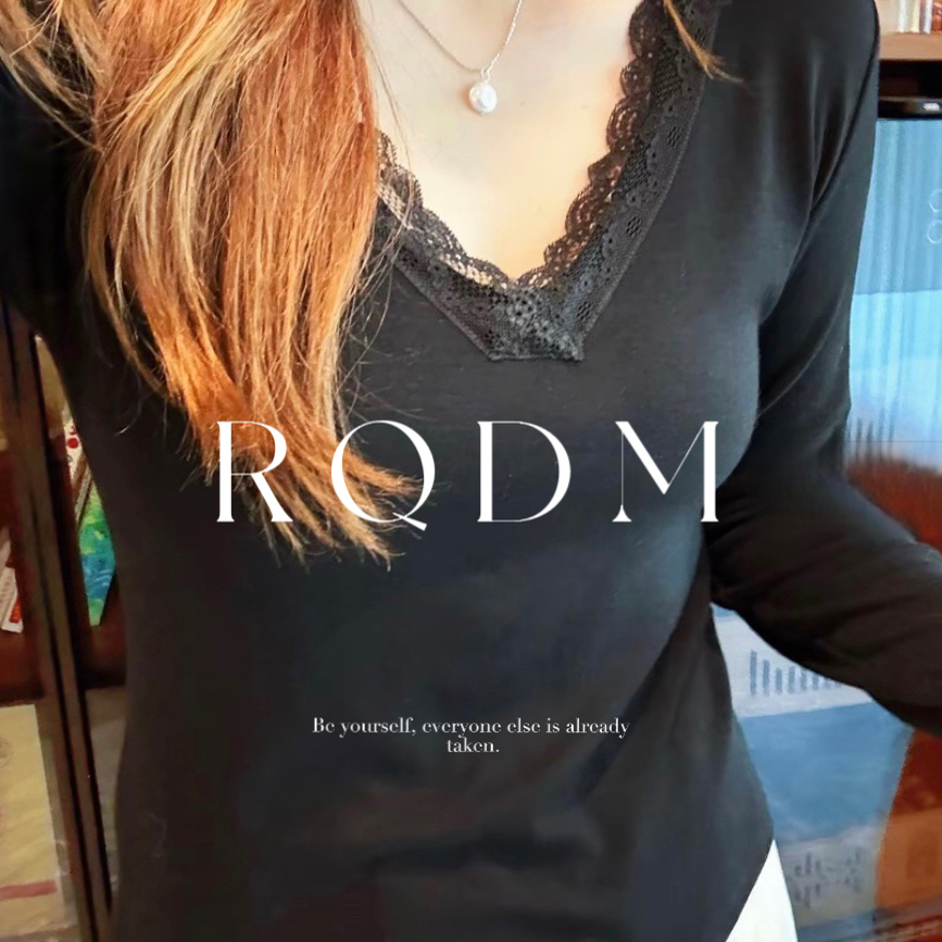 黑色精致蕾丝拼接V领正肩长袖T恤