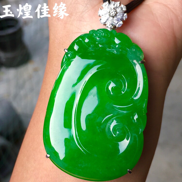 高冰正品天然阳绿如意翡翠吊坠 老坑玉质细腻大件厚装饱满 女项坠
