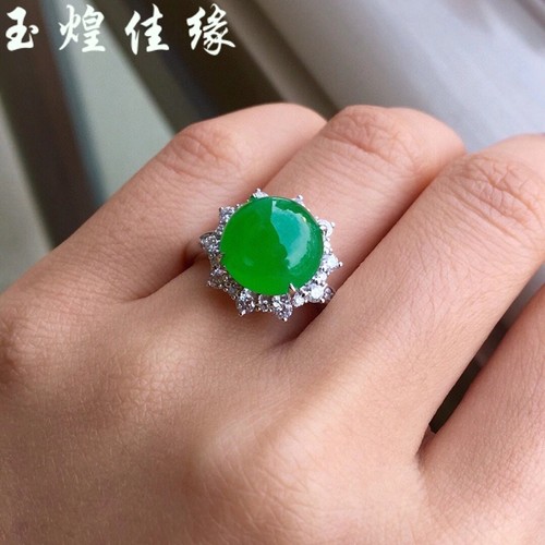 18k金镶钻指环冰种翡翠阳绿蛋面