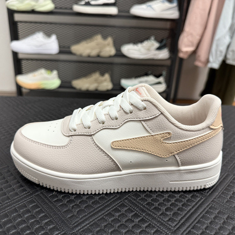 鸿星尔克女鞋运动鞋2026春季新款时尚轻便软底滑板鞋12126101052