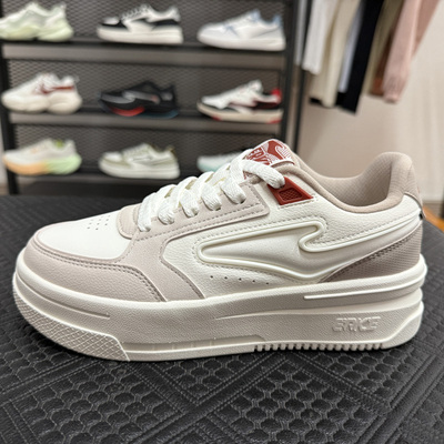 鸿星尔克女子轻便百搭腾云滑板鞋