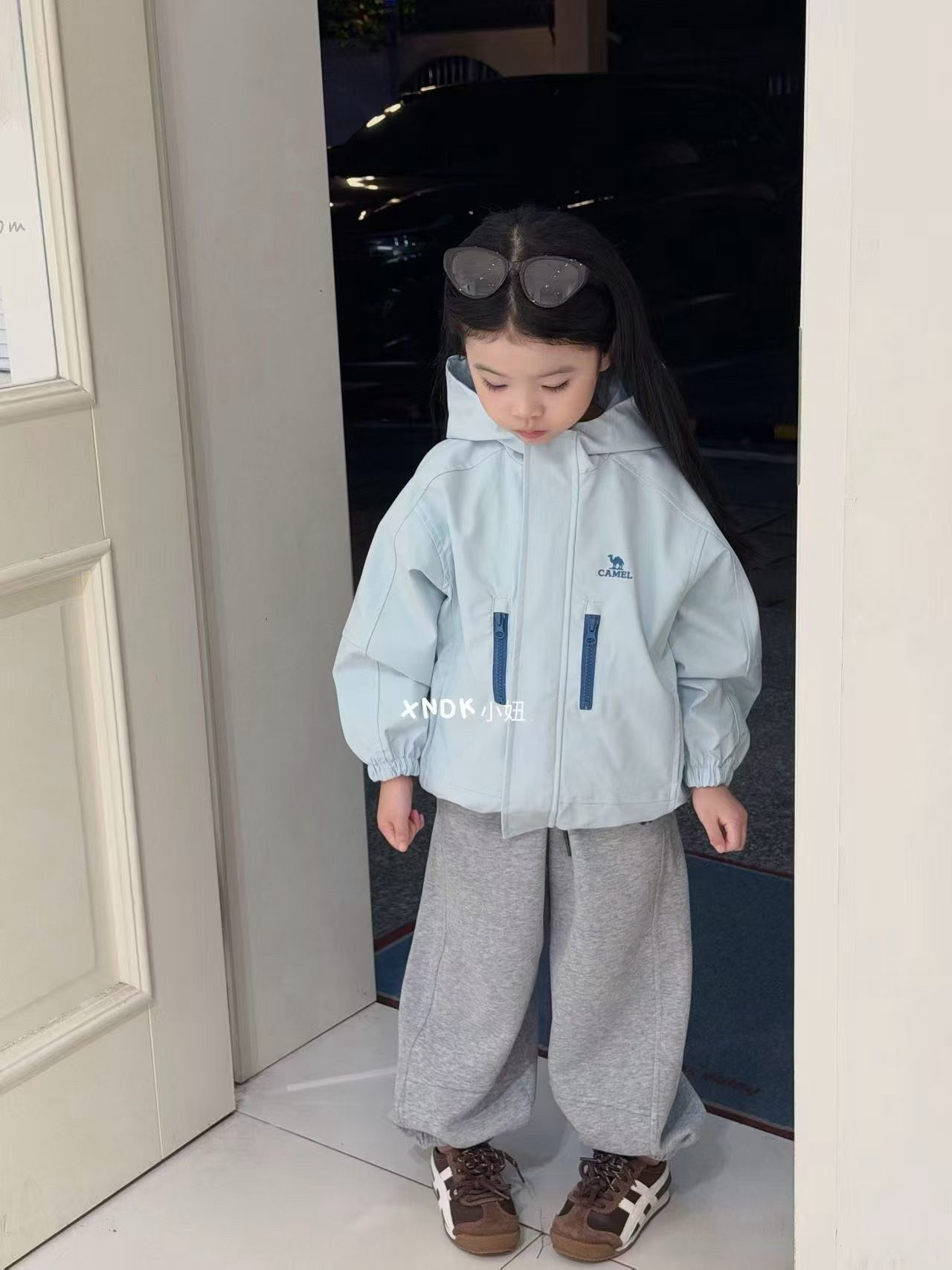 2026秋季新款韩版精品实体店童装小童女童百搭冲锋衣外套蓝色连帽