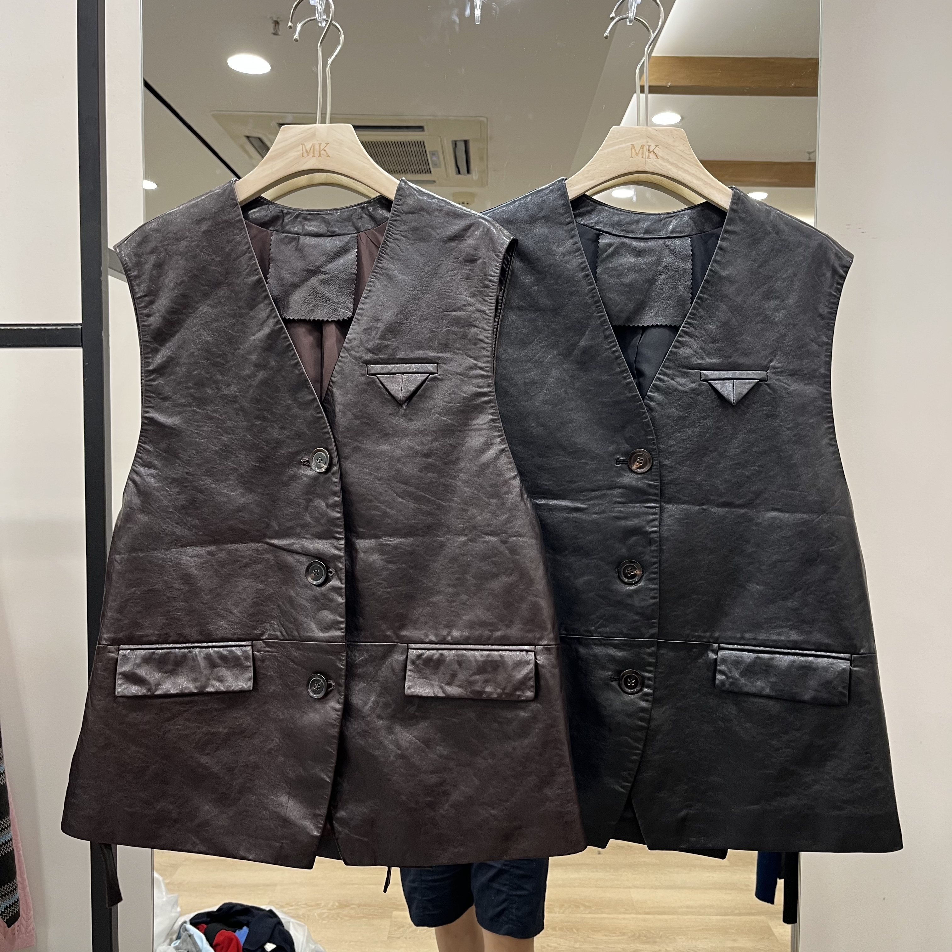 实体店同款2026早秋新款女士V领纯色冷萃油蜡绵羊皮马甲欧货外套