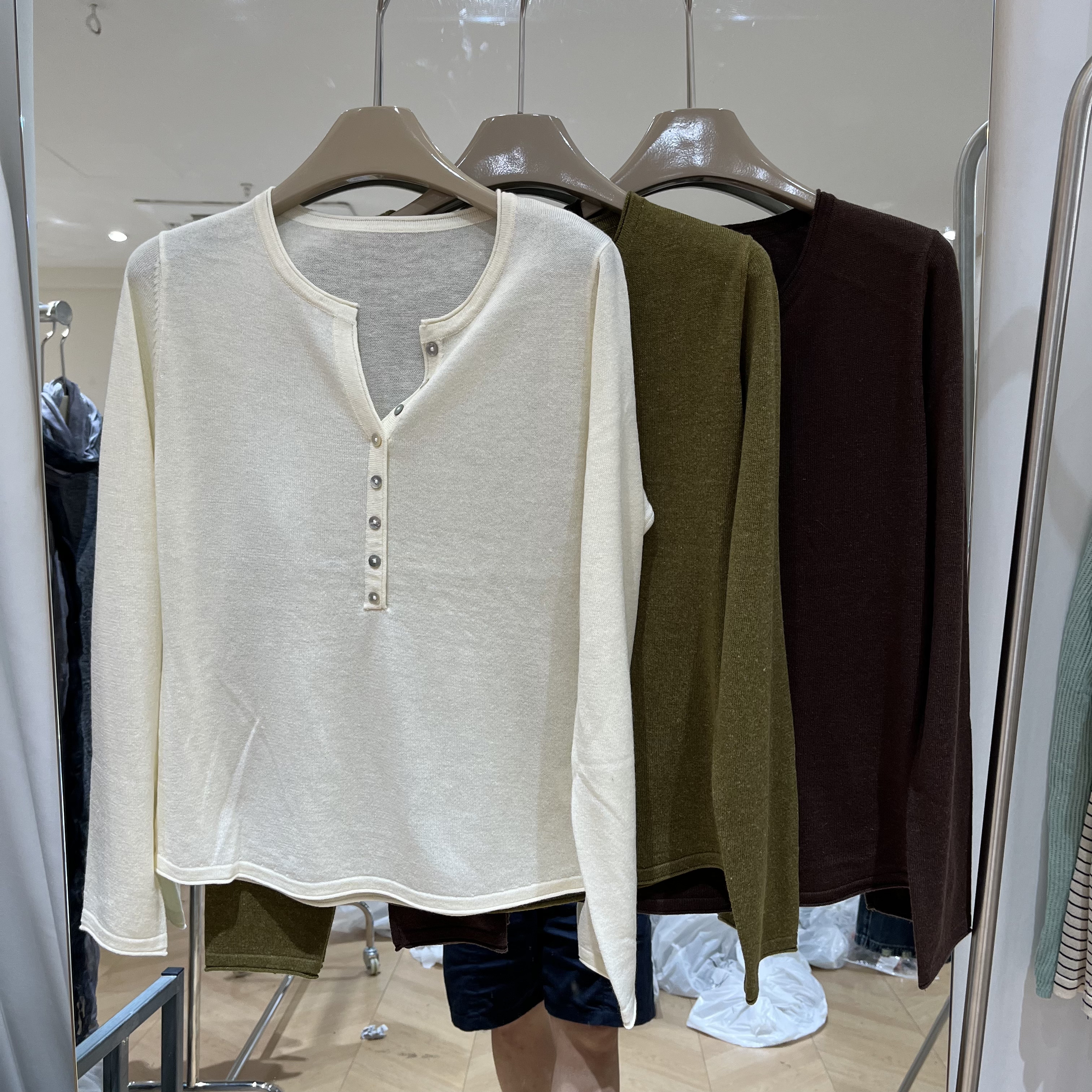 实体店同款2026早秋新款女士剪刀领扣装饰细羊毛长袖欧货时尚针织