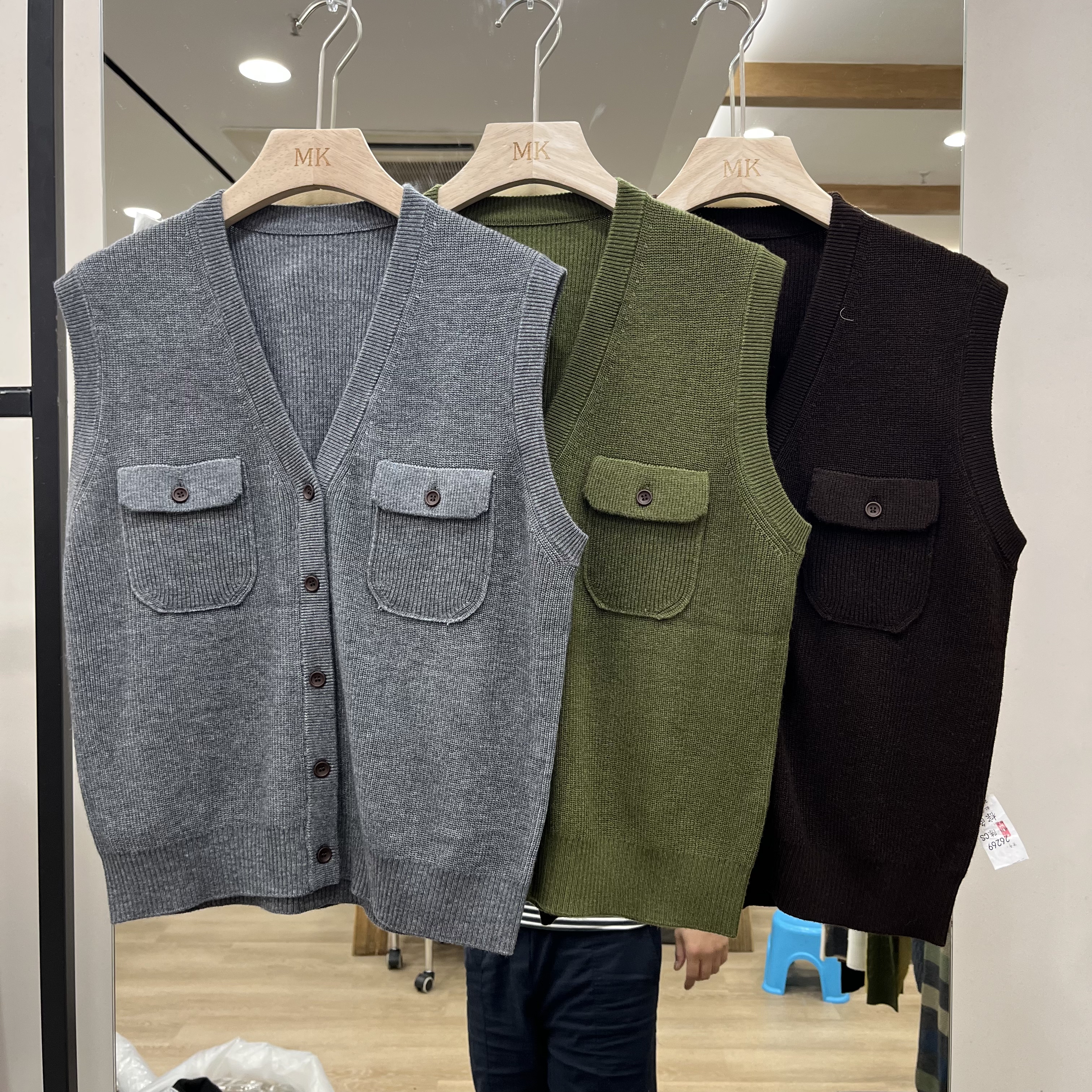 实体店同款2026早秋新款女士V领双口袋细羊毛无袖马甲韩版针织衫