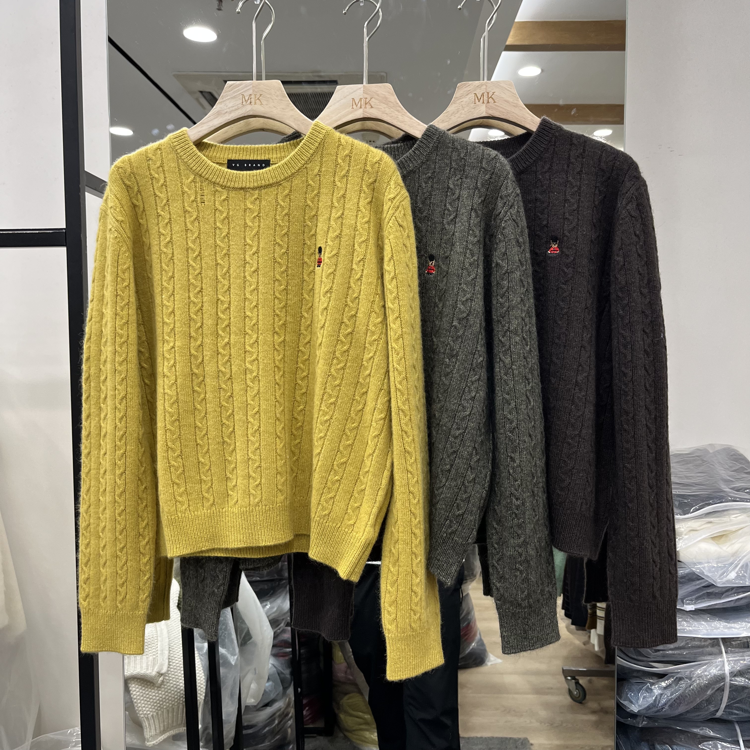 实体店同款2026秋冬新款女士圆领麻花纹刺绣软糯羊毛长袖欧货针织