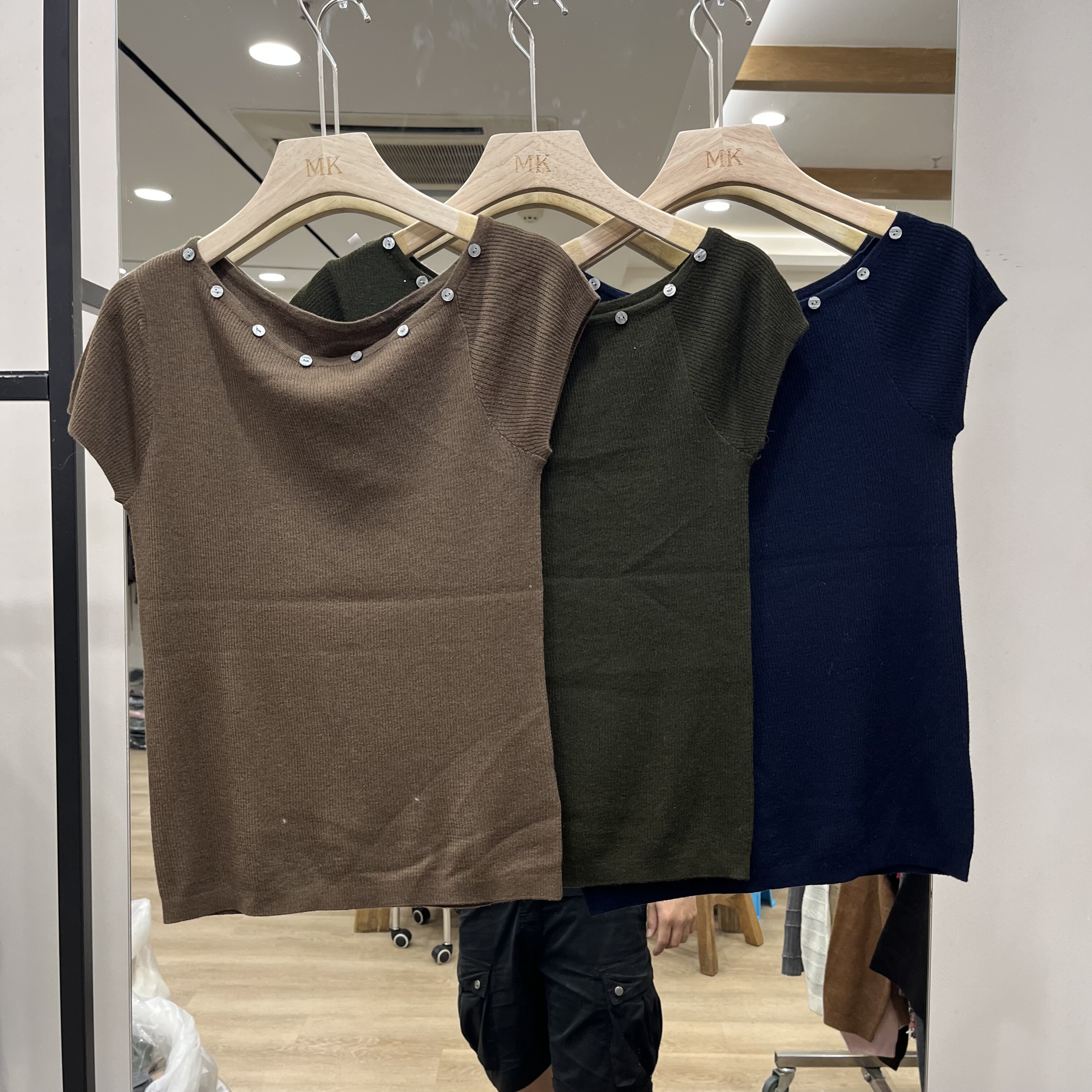 实体店同款2026早秋新款女士斜肩领扣装饰细羊毛短袖欧货时尚针织