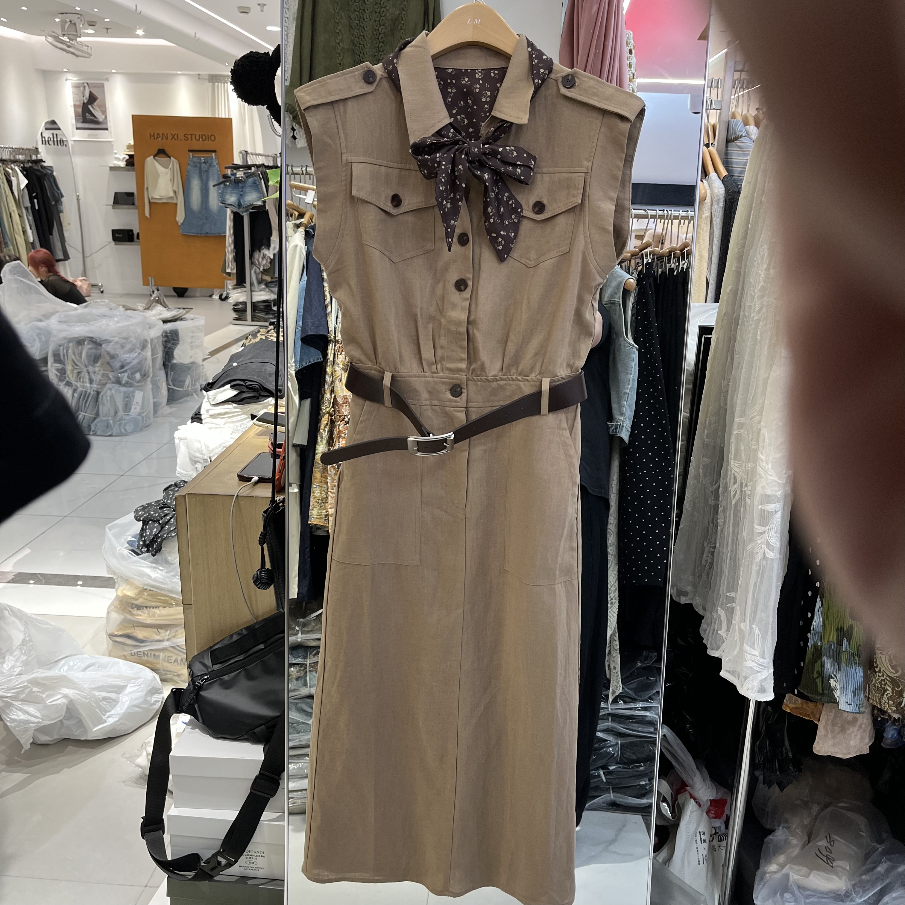 欧洲站2026春夏新款女士翻领丝巾搭配复古港风无袖连衣裙欧货裙子