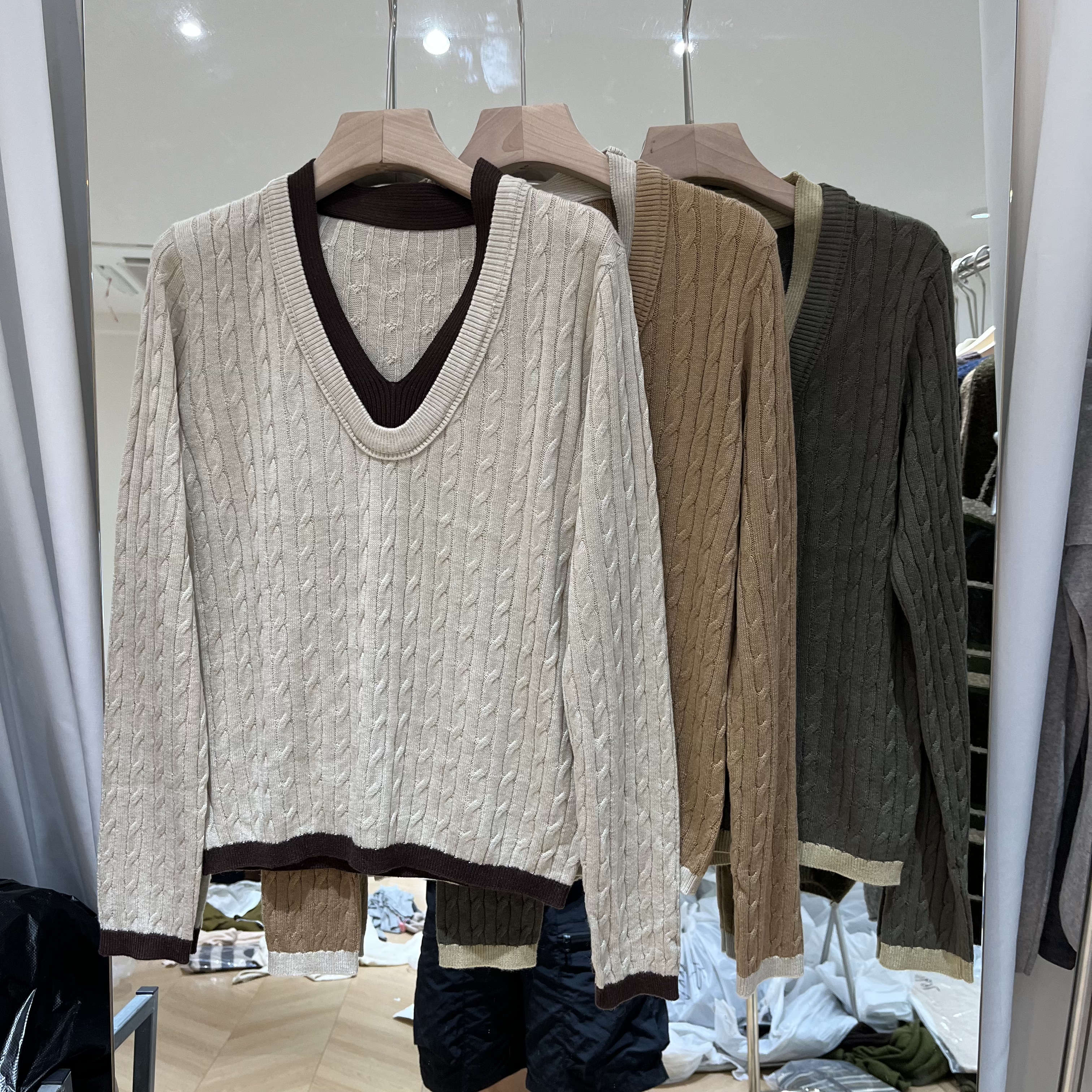 实体店同款2026早秋新款女士V领假两件拼色麻花纹细羊毛长袖针织