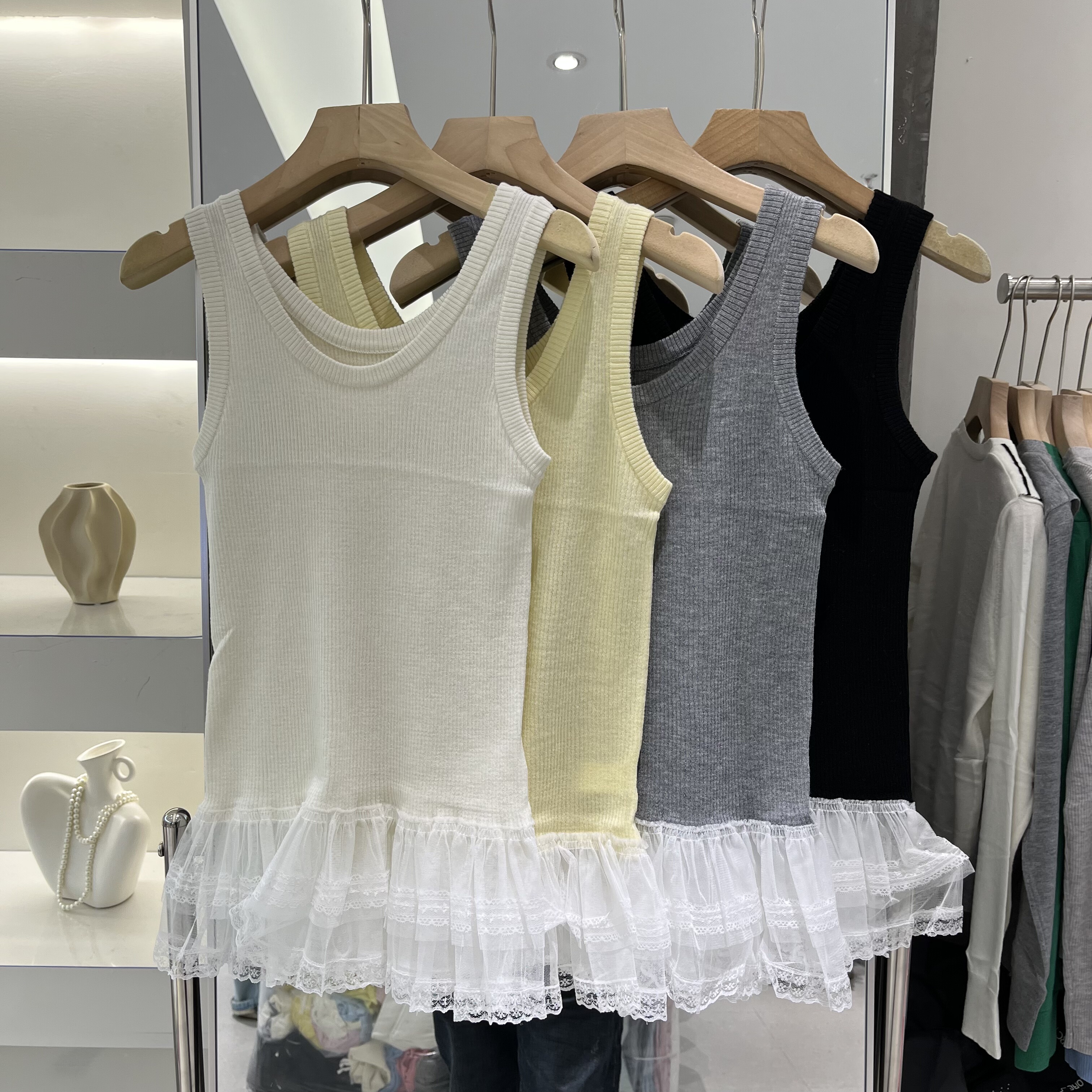 欧洲站2026春季新款女士下摆蕾丝拼接细羊毛无袖背心欧货时尚打底