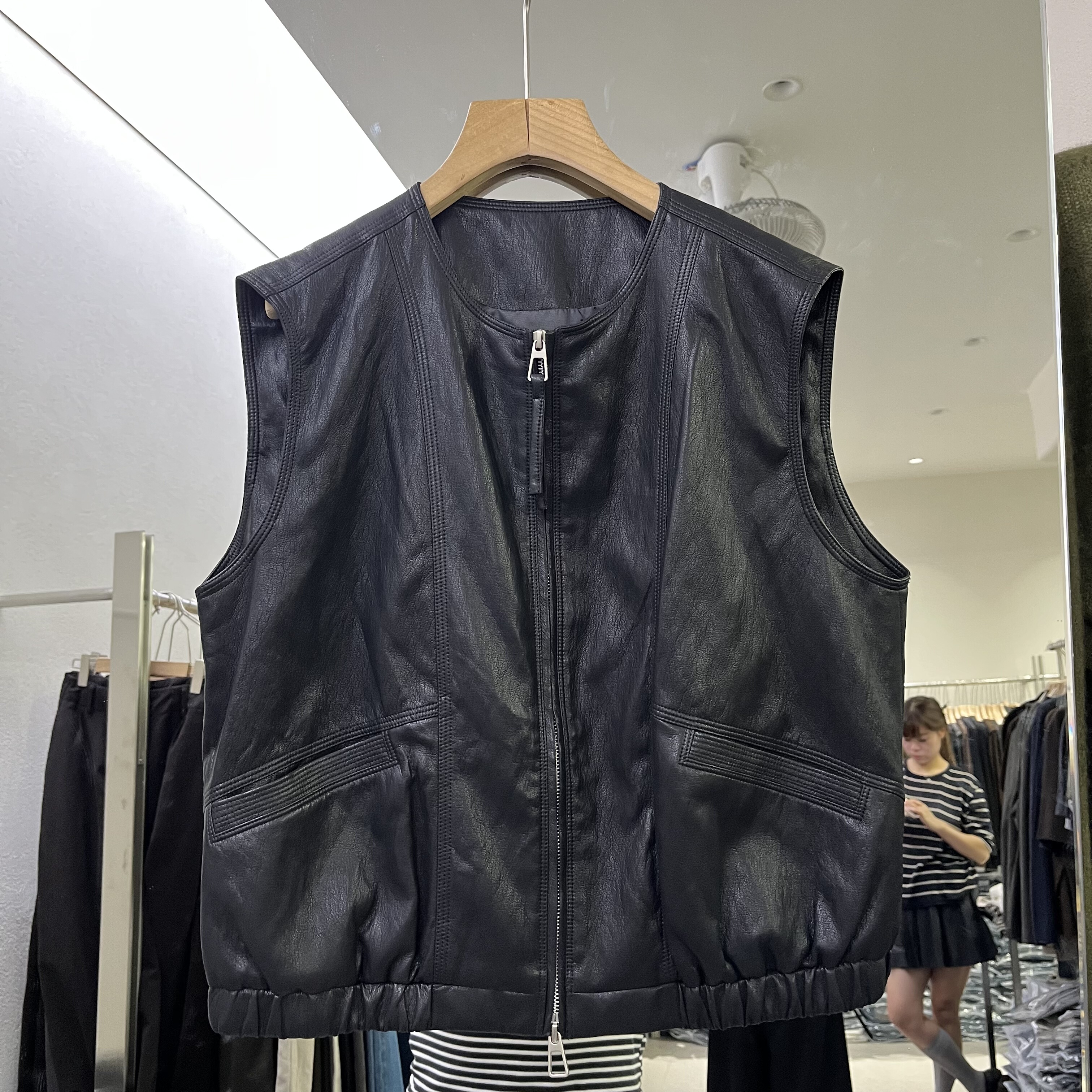 实体店同款2026早春新款女士圆领拉链无袖皮衣马甲欧货时尚短外套