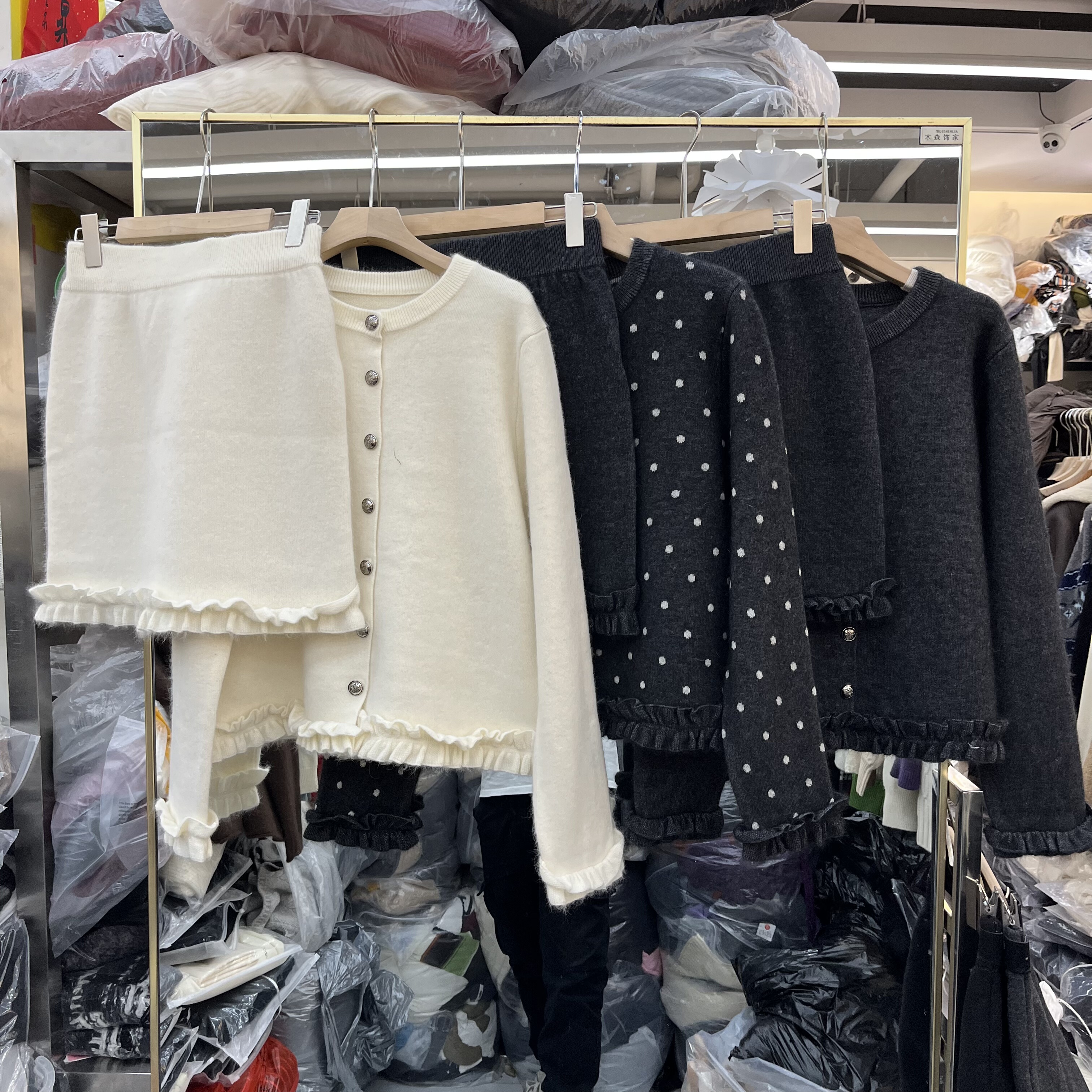 欧洲站2025秋冬新款女士木耳边拼接浣熊毛长袖开衫包臀裙两件套潮