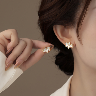 金色本命年小马耳钉女轻奢高级感气质大气耳饰新年耳环巨好看漂亮