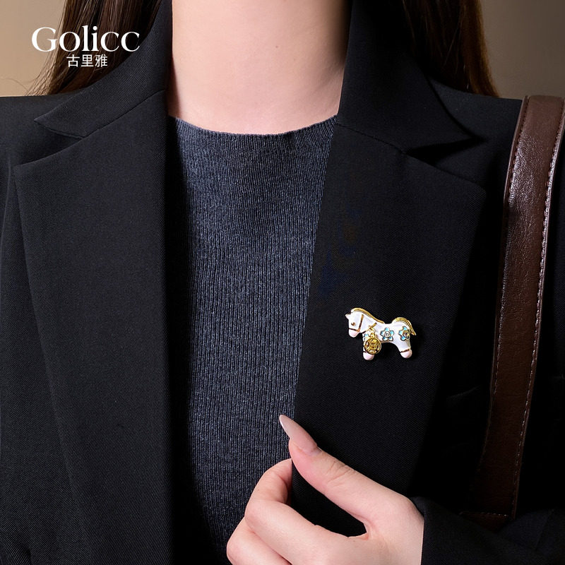 珐琅彩小马钱币胸针高级感配饰