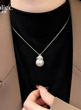 金色皇冠珍珠吊坠项链配饰高级感