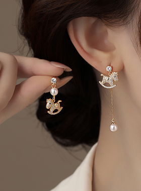 金色满钻小马珍珠长款耳坠耳环女2026新款爆款耳钉不对称马年耳饰