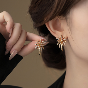 金色微镶烟花耳环女高级感轻奢耳饰2026新款爆款耳钉独特漂亮烟火