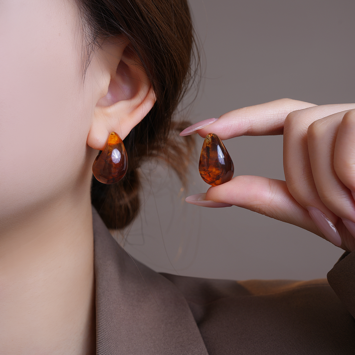 美拉德琥珀色水滴耳钉高级感耳饰